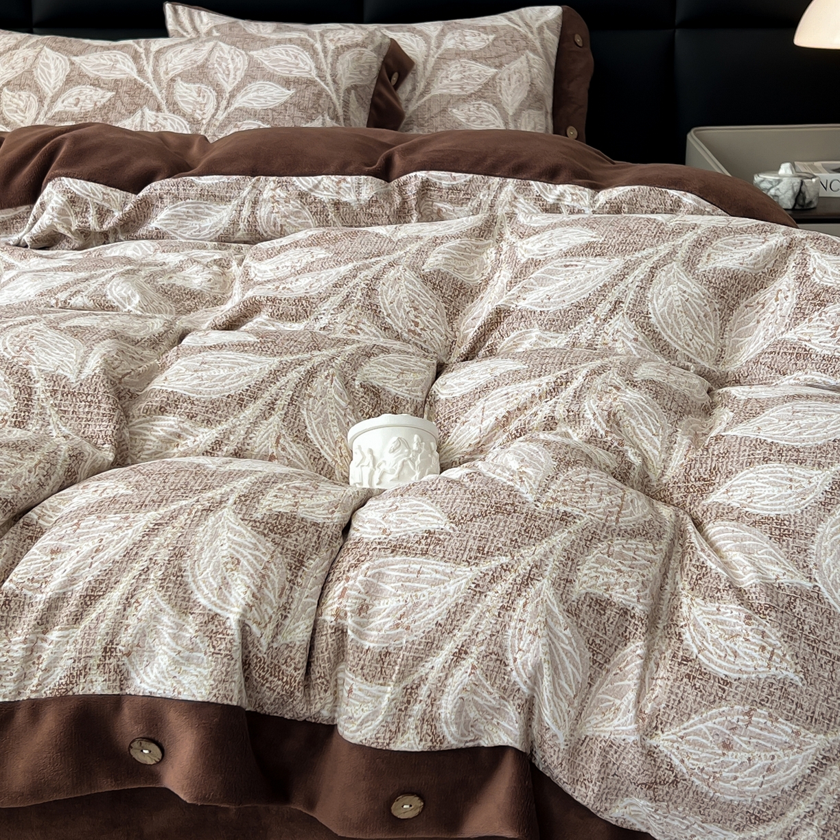 91家纺网 家纺一手货源 找家纺 吾诺家居 2025新款水洗原麻牛奶绒纽扣款四件套 叶藤