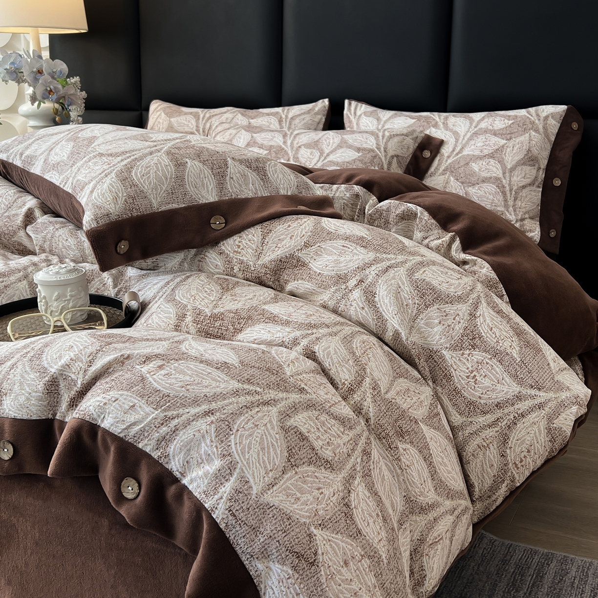 91家纺网 家纺一手货源 找家纺 吾诺家居 2025新款水洗原麻牛奶绒纽扣款四件套 叶藤