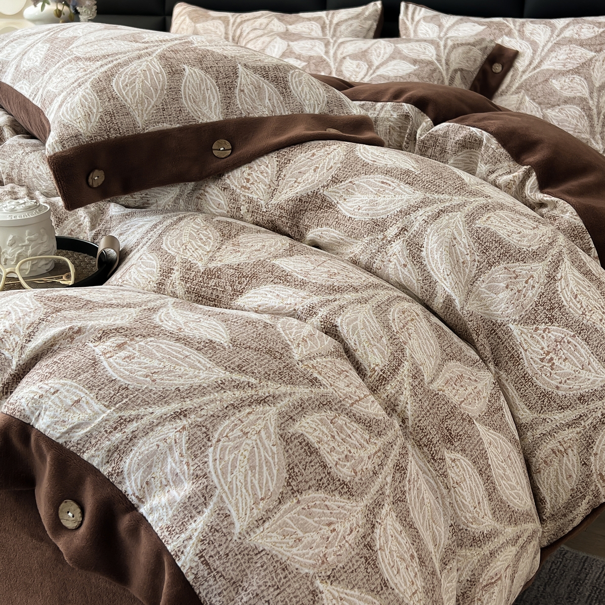 91家纺网 家纺一手货源 找家纺 吾诺家居 2025新款水洗原麻牛奶绒纽扣款四件套 叶藤