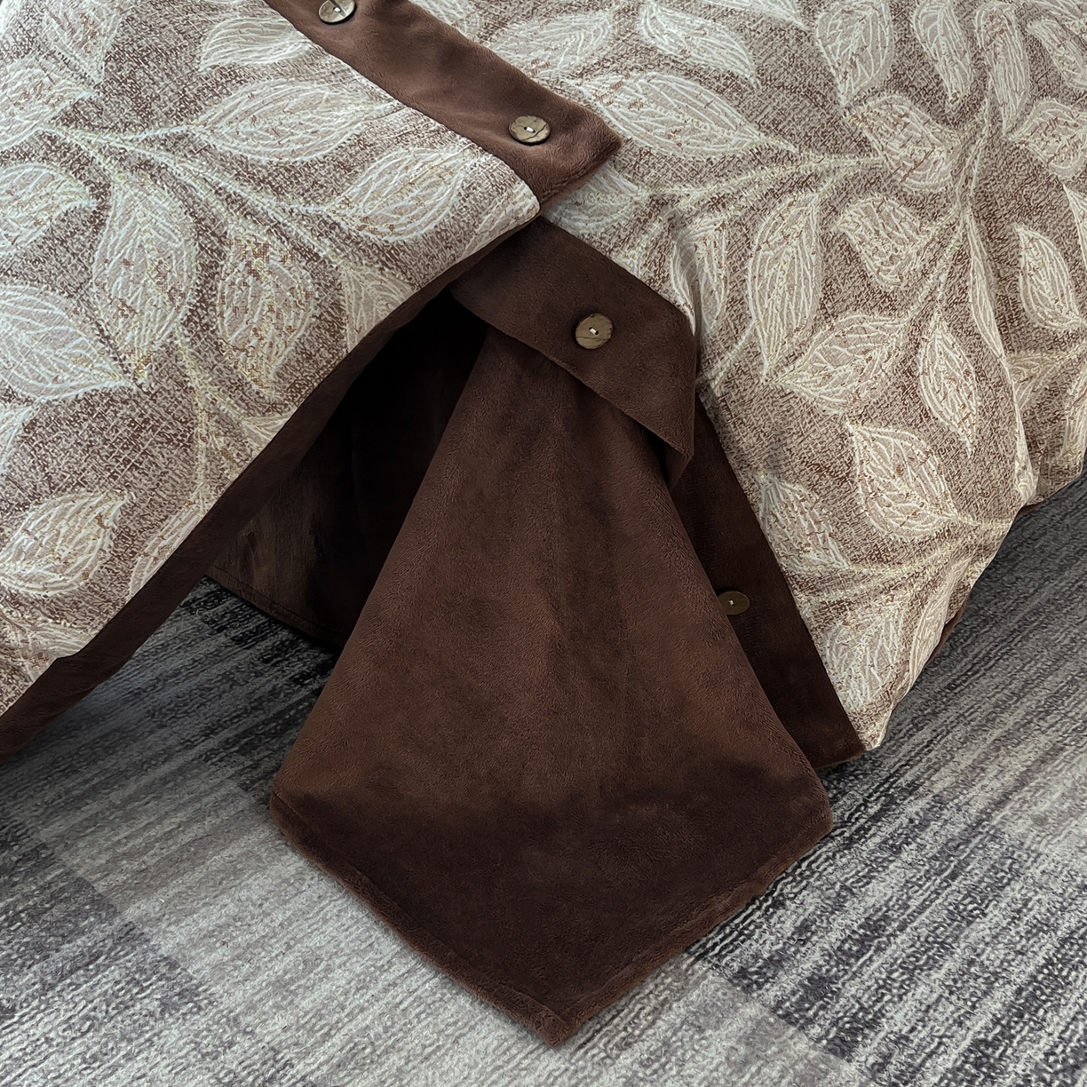 91家纺网 家纺一手货源 找家纺 吾诺家居 2025新款水洗原麻牛奶绒纽扣款四件套 叶藤