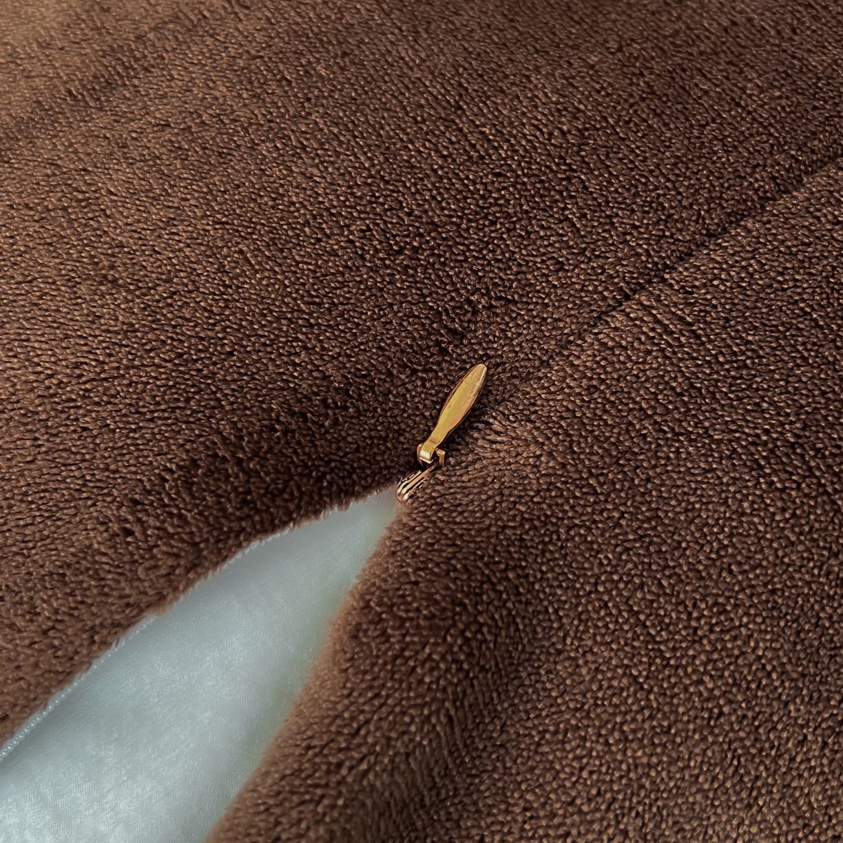 91家纺网 家纺一手货源 找家纺 吾诺家居 2025新款水洗原麻牛奶绒纽扣款四件套 叶藤