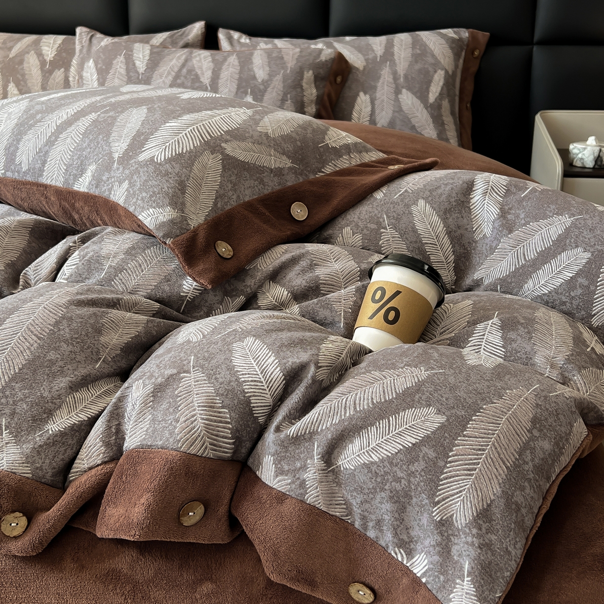 91家纺网 家纺一手货源 找家纺 吾诺家居 2025新款水洗原麻牛奶绒纽扣款四件套 羽叶