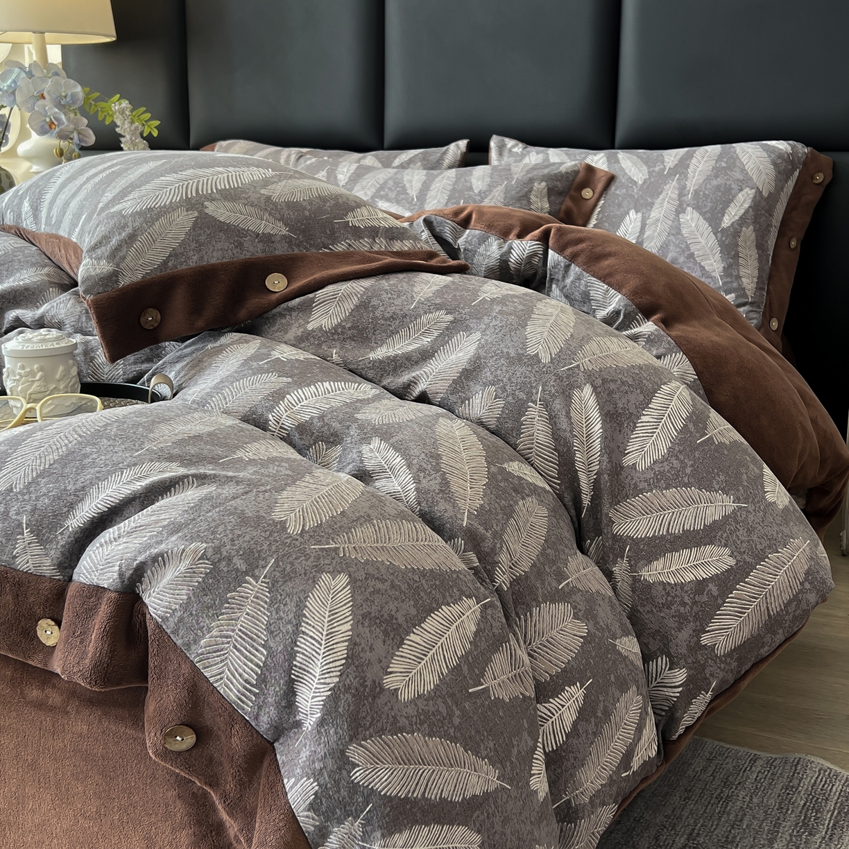 91家纺网 家纺一手货源 找家纺 吾诺家居 2025新款水洗原麻牛奶绒纽扣款四件套 羽叶