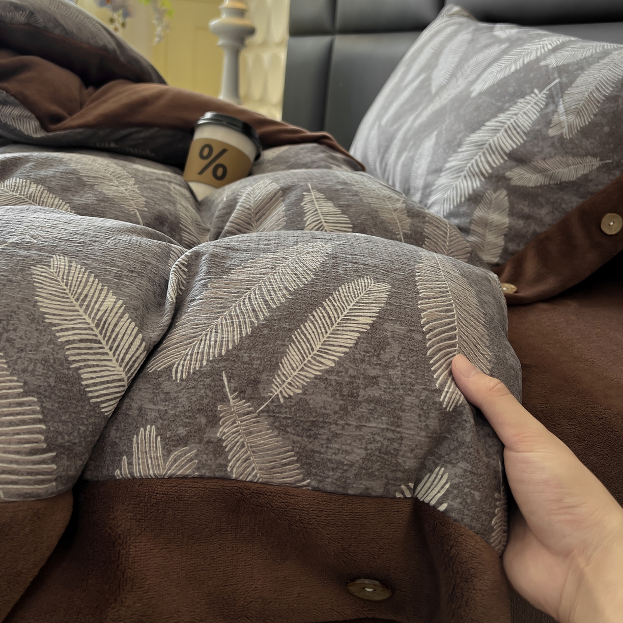 91家纺网 家纺一手货源 找家纺 吾诺家居 2025新款水洗原麻牛奶绒纽扣款四件套 羽叶