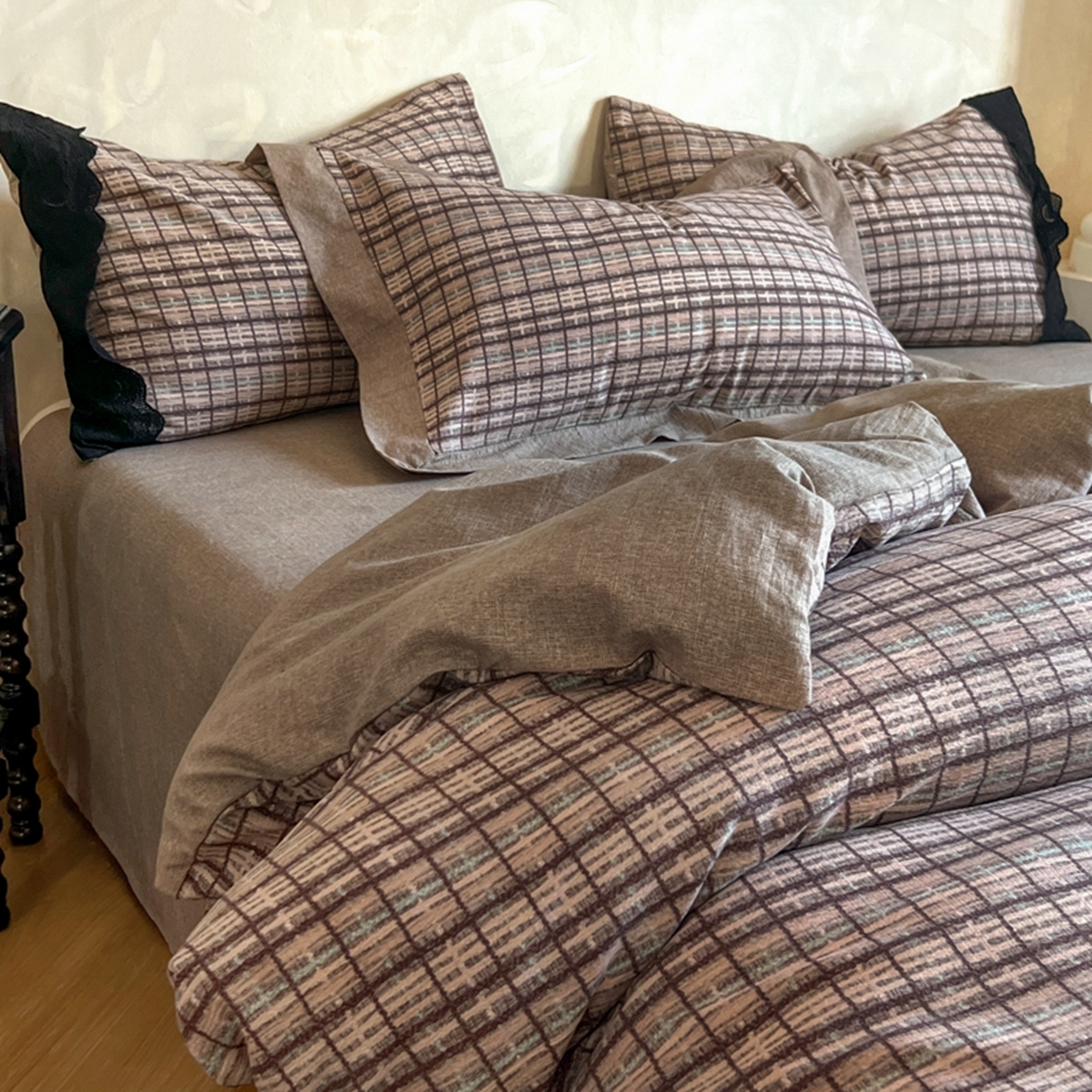 91家纺网 家纺一手货源 找家纺 小叮当家纺仓储工厂店 买家秀 爆款花型2025秋冬新款磨毛复古亚麻棉麻提花超软四件套 暖棕格纹