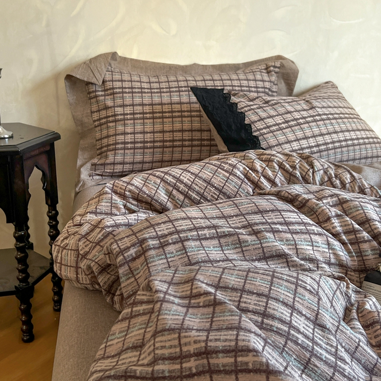 91家纺网 家纺一手货源 找家纺 小叮当家纺仓储工厂店 买家秀 爆款花型2025秋冬新款磨毛复古亚麻棉麻提花超软四件套 暖棕格纹