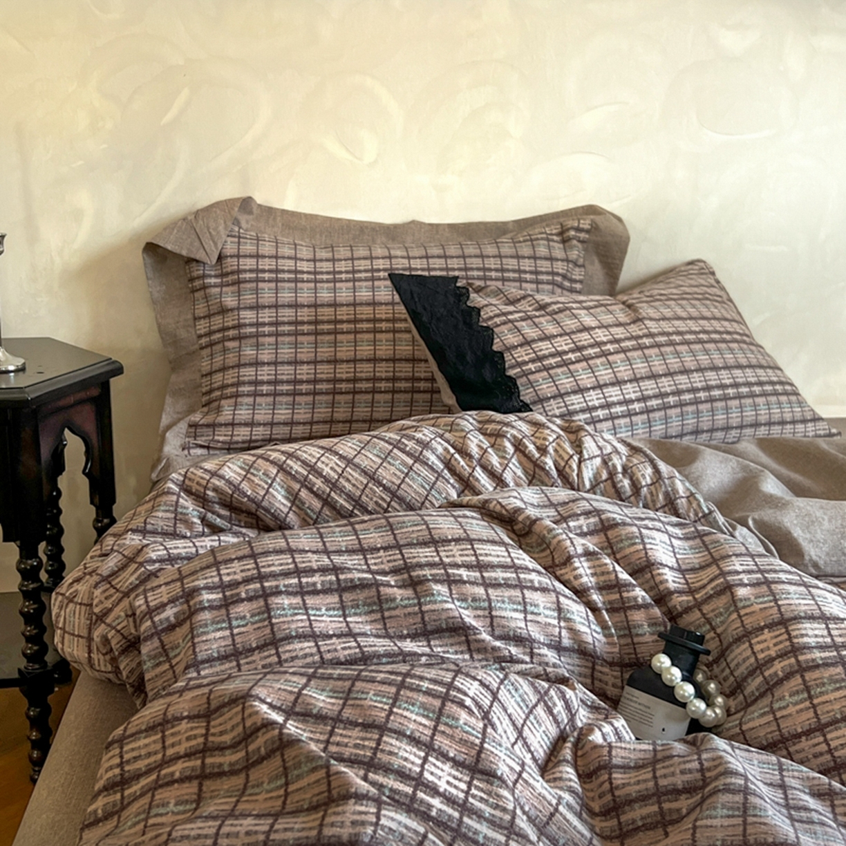 91家纺网 家纺一手货源 找家纺 小叮当家纺仓储工厂店 买家秀 爆款花型2025秋冬新款磨毛复古亚麻棉麻提花超软四件套 暖棕格纹