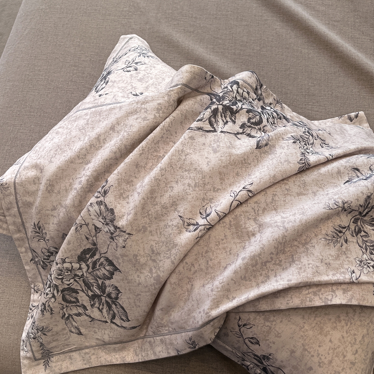 91家纺网 家纺一手货源 找家纺 简如 2025新款100%全棉纯棉磨毛四件套（有买家秀） 花悦颜-灰