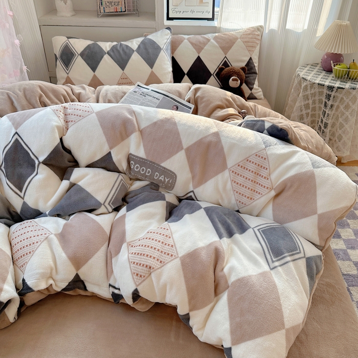 91家纺网 家纺一手货源 找家纺 （总）小叮当家纺仓储工厂店 买家秀 爆款花型2025新款200克牛奶绒小清新卡通复古风单被套 被套单件