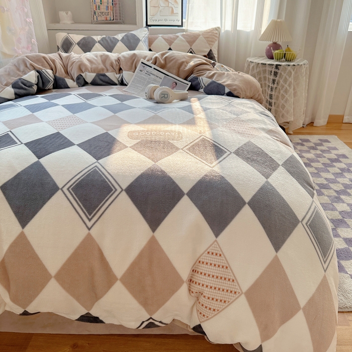 91家纺网 家纺一手货源 找家纺 （总）小叮当家纺仓储工厂店 买家秀 爆款花型2025新款200克牛奶绒小清新卡通复古风单被套 被套单件