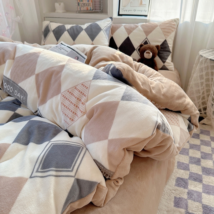 91家纺网 家纺一手货源 找家纺 （总）小叮当家纺仓储工厂店 买家秀 爆款花型2025新款200克牛奶绒小清新卡通复古风单被套 被套单件