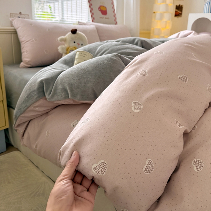 91家纺网 家纺一手货源 找家纺 （总）捌月 2025新款棉加绒A版13372全棉B版高克重牛奶绒四件套直播新品