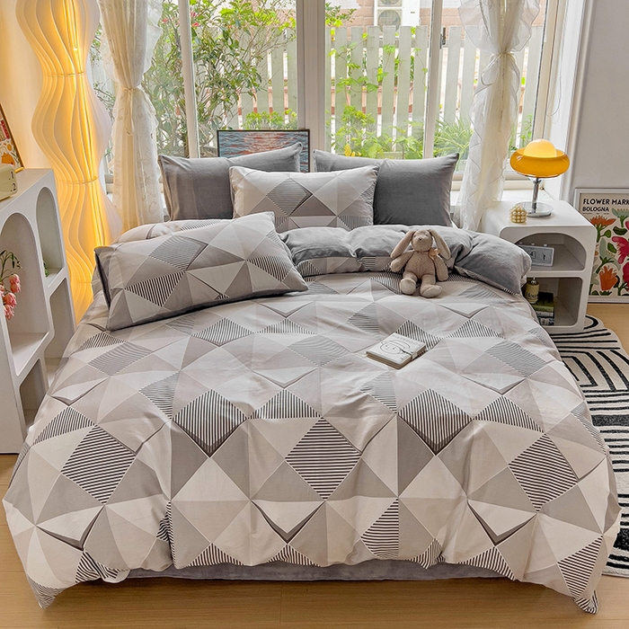 91家纺网 家纺一手货源 找家纺 捌月 2025新款棉加绒A版13372全棉B版高克重牛奶绒四件套直播新品 菱格