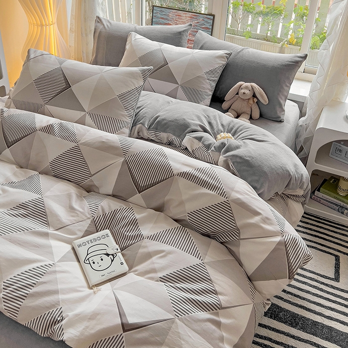 91家纺网 家纺一手货源 找家纺 捌月 2025新款棉加绒A版13372全棉B版高克重牛奶绒四件套直播新品 菱格