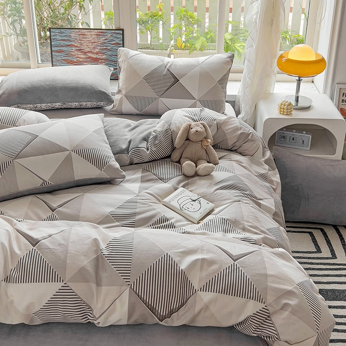 91家纺网 家纺一手货源 找家纺 捌月 2025新款棉加绒A版13372全棉B版高克重牛奶绒四件套直播新品 菱格