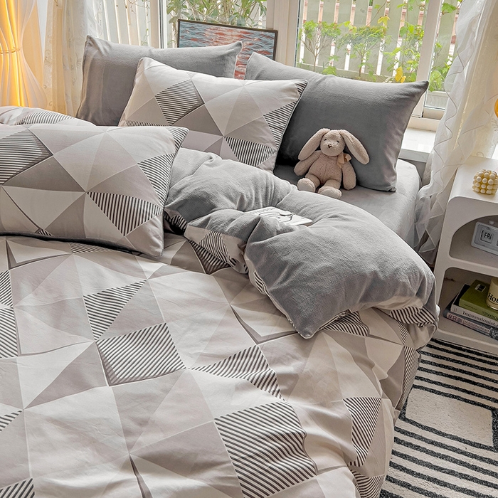 91家纺网 家纺一手货源 找家纺 捌月 2025新款棉加绒A版13372全棉B版高克重牛奶绒四件套直播新品 菱格