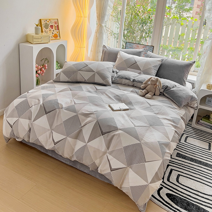 91家纺网 家纺一手货源 找家纺 捌月 2025新款棉加绒A版13372全棉B版高克重牛奶绒四件套直播新品 菱格