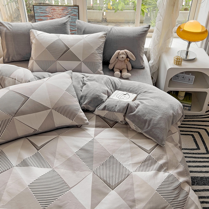 91家纺网 家纺一手货源 找家纺 捌月 2025新款棉加绒A版13372全棉B版高克重牛奶绒四件套直播新品 菱格