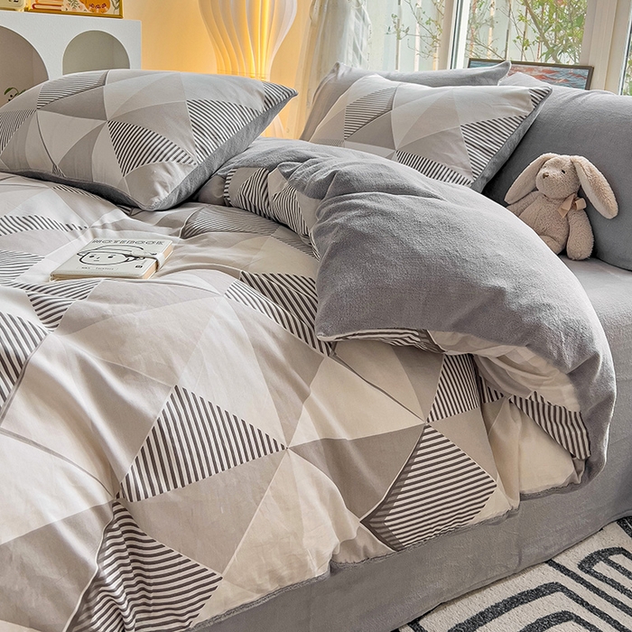 91家纺网 家纺一手货源 找家纺 捌月 2025新款棉加绒A版13372全棉B版高克重牛奶绒四件套直播新品 菱格