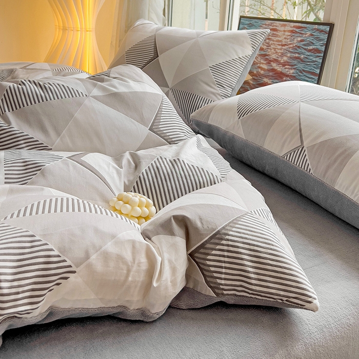 91家纺网 家纺一手货源 找家纺 捌月 2025新款棉加绒A版13372全棉B版高克重牛奶绒四件套直播新品 菱格