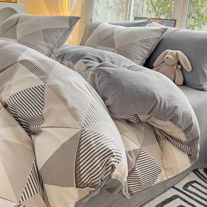 91家纺网 家纺一手货源 找家纺 捌月 2025新款棉加绒A版13372全棉B版高克重牛奶绒四件套直播新品 菱格