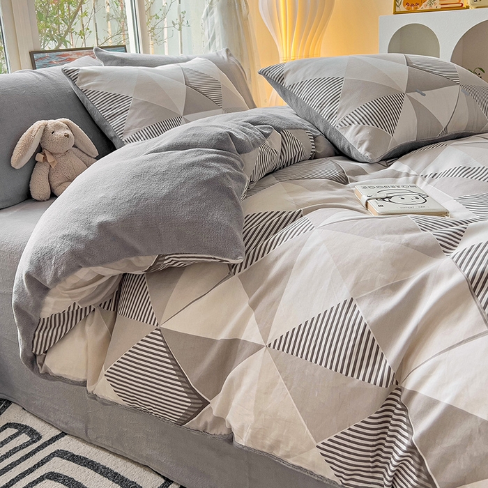 91家纺网 家纺一手货源 找家纺 捌月 2025新款棉加绒A版13372全棉B版高克重牛奶绒四件套直播新品 菱格