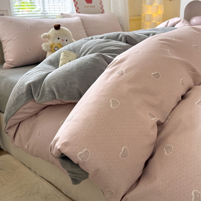 91家纺网 家纺一手货源 找家纺 捌月 2025新款棉加绒A版13372全棉B版高克重牛奶绒四件套直播新品 心语
