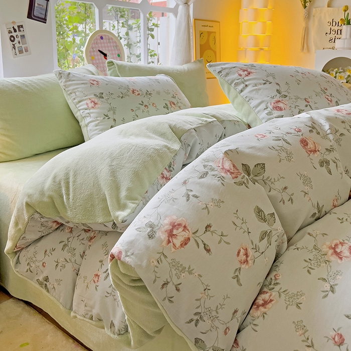 91家纺网 家纺一手货源 找家纺 捌月 2025新款棉加绒A版13372全棉B版高克重牛奶绒四件套直播新品 小城故事