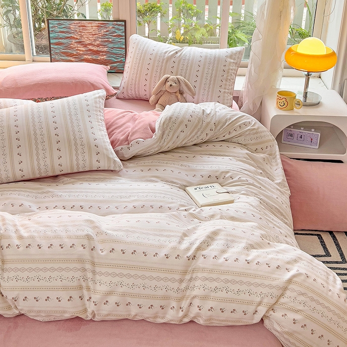 91家纺网 家纺一手货源 找家纺 捌月 2025新款棉加绒A版13372全棉B版高克重牛奶绒四件套直播新品 樱桃花开