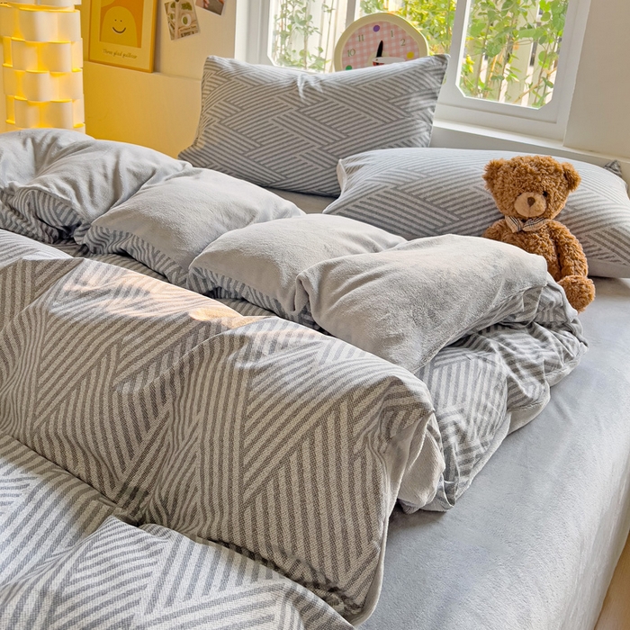 91家纺网 家纺一手货源 找家纺 捌月 2025新款棉加绒A版13372全棉B版高克重牛奶绒四件套直播新品 线韵