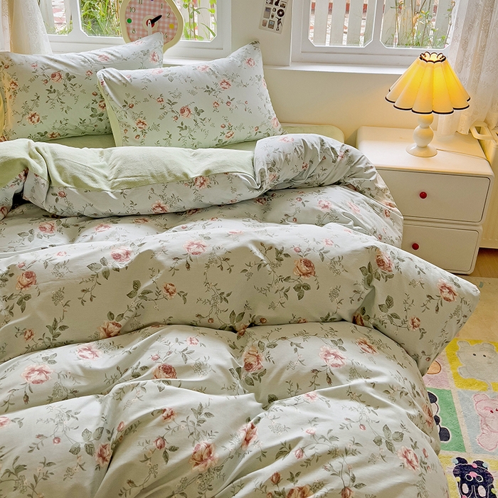 91家纺网 家纺一手货源 找家纺 捌月 2025新款棉加绒A版13372全棉B版高克重牛奶绒四件套直播新品 小城故事