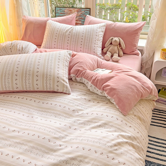 91家纺网 家纺一手货源 找家纺 捌月 2025新款棉加绒A版13372全棉B版高克重牛奶绒四件套直播新品 樱桃花开