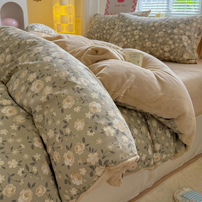 91家纺网 家纺一手货源 找家纺 捌月 2025新款棉加绒A版13372全棉B版高克重牛奶绒四件套直播新品 沐辰花