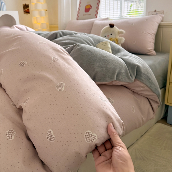 91家纺网 家纺一手货源 找家纺 捌月 2025新款棉加绒A版13372全棉B版高克重牛奶绒四件套直播新品 心语