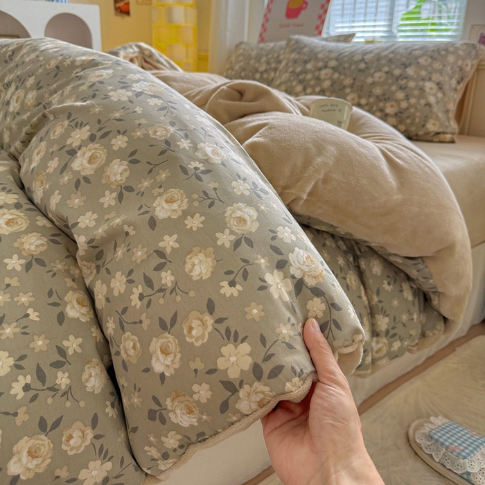 91家纺网 家纺一手货源 找家纺 捌月 2025新款棉加绒A版13372全棉B版高克重牛奶绒四件套直播新品 沐辰花