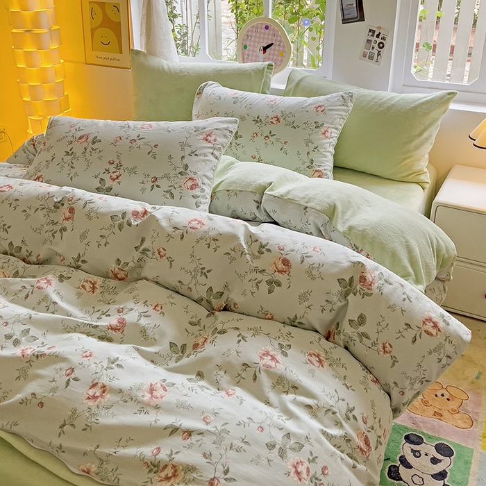 91家纺网 家纺一手货源 找家纺 捌月 2025新款棉加绒A版13372全棉B版高克重牛奶绒四件套直播新品 小城故事