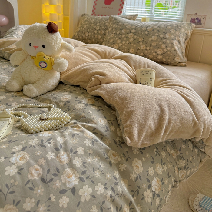 91家纺网 家纺一手货源 找家纺 捌月 2025新款棉加绒A版13372全棉B版高克重牛奶绒四件套直播新品 沐辰花