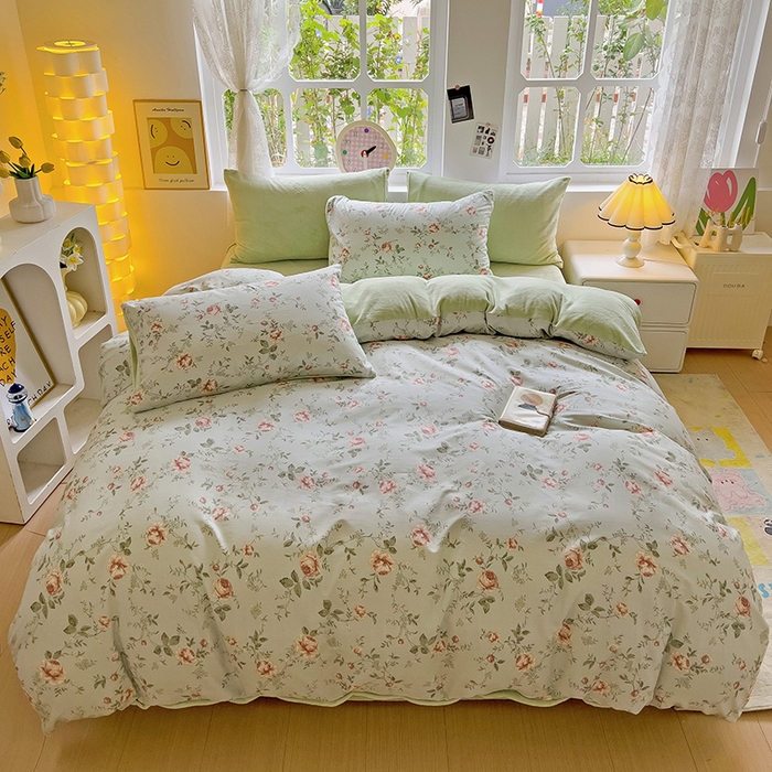 91家纺网 家纺一手货源 找家纺 捌月 2025新款棉加绒A版13372全棉B版高克重牛奶绒四件套直播新品 小城故事