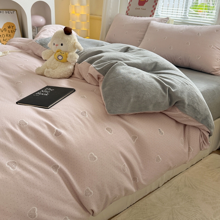 91家纺网 家纺一手货源 找家纺 捌月 2025新款棉加绒A版13372全棉B版高克重牛奶绒四件套直播新品 心语