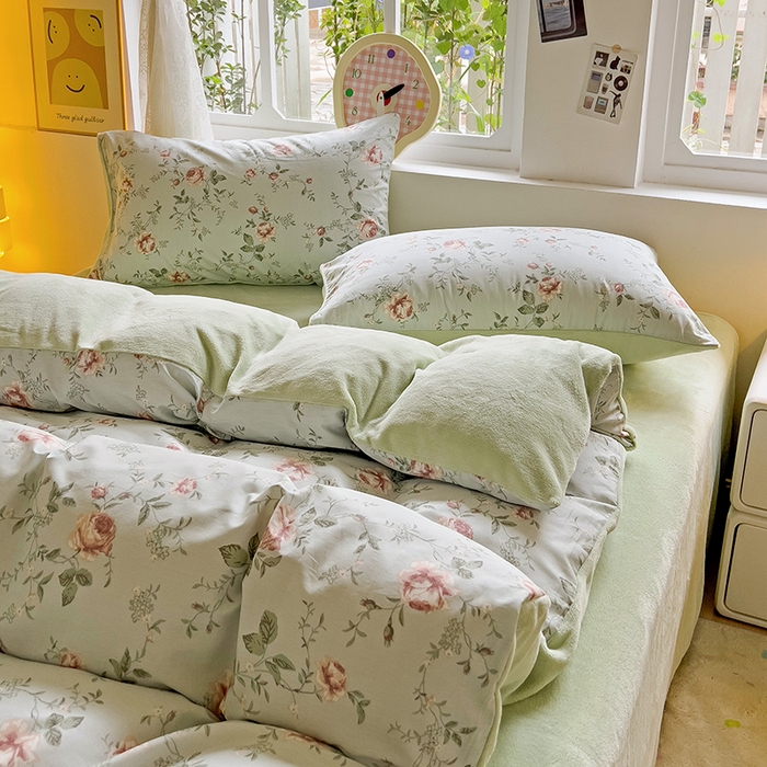 91家纺网 家纺一手货源 找家纺 捌月 2025新款棉加绒A版13372全棉B版高克重牛奶绒四件套直播新品 小城故事