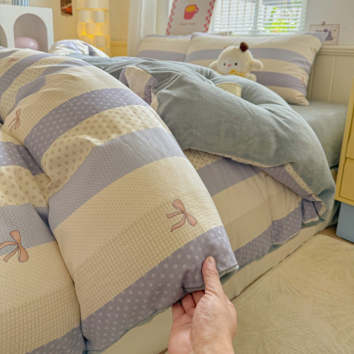 91家纺网 家纺一手货源 找家纺 捌月 2025新款棉加绒A版13372全棉B版高克重牛奶绒四件套直播新品 小时光