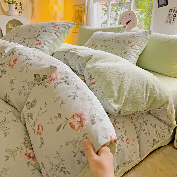 91家纺网 家纺一手货源 找家纺 捌月 2025新款棉加绒A版13372全棉B版高克重牛奶绒四件套直播新品 小城故事