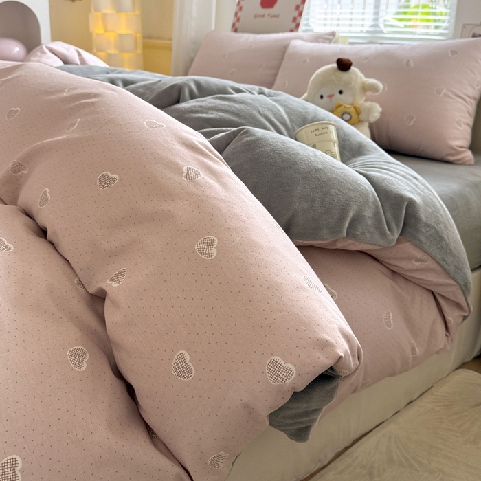 91家纺网 家纺一手货源 找家纺 捌月 2025新款棉加绒A版13372全棉B版高克重牛奶绒四件套直播新品 心语