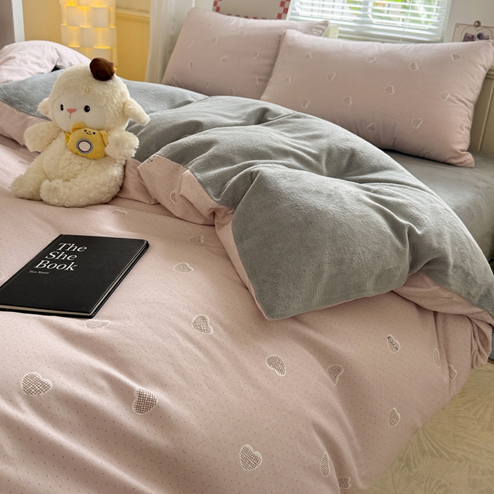 91家纺网 家纺一手货源 找家纺 捌月 2025新款棉加绒A版13372全棉B版高克重牛奶绒四件套直播新品 心语