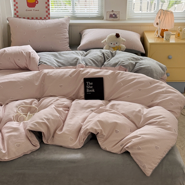 91家纺网 家纺一手货源 找家纺 捌月 2025新款棉加绒A版13372全棉B版高克重牛奶绒四件套直播新品 心语