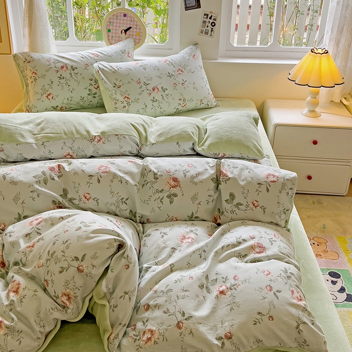 91家纺网 家纺一手货源 找家纺 捌月 2025新款棉加绒A版13372全棉B版高克重牛奶绒四件套直播新品 小城故事