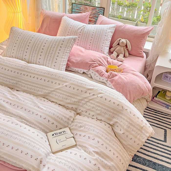 91家纺网 家纺一手货源 找家纺 捌月 2025新款棉加绒A版13372全棉B版高克重牛奶绒四件套直播新品 樱桃花开