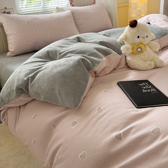 91家纺网 家纺一手货源 找家纺 捌月 2025新款棉加绒A版13372全棉B版高克重牛奶绒四件套直播新品 心语