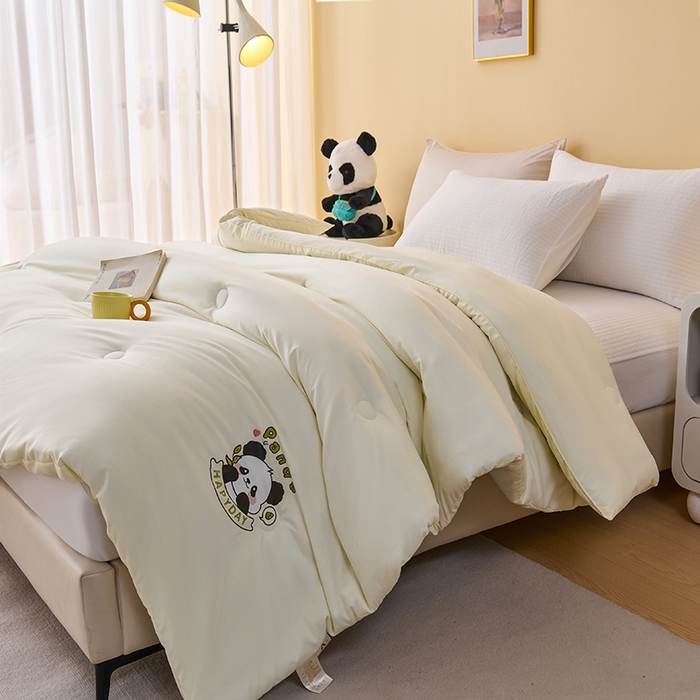 91家纺网 家纺一手货源 找家纺 被多多被业 2025新款A类亲肤水洗棉羽丝棉被-熊猫系列 熊猫-奶昔白