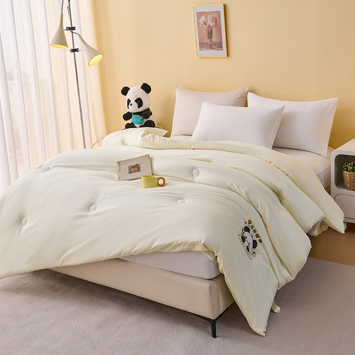 91家纺网 家纺一手货源 找家纺 被多多被业 2025新款A类亲肤水洗棉羽丝棉被-熊猫系列 熊猫-奶昔白